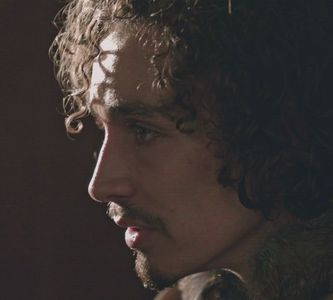 [ོ　﷼✭;. necunoscutei, sparge o nucă pe măsuţa de cafea, cu marginea unei cărţi grele,; legate în piele. Urmă un pocnet scurt şi aspru, ca un butuc de pin trosnind într-un foc fierbinte. Se apleacă să-şi adune cu mare dexteritate din grămăjoara de coji sfărâmate miezul de nucă.
