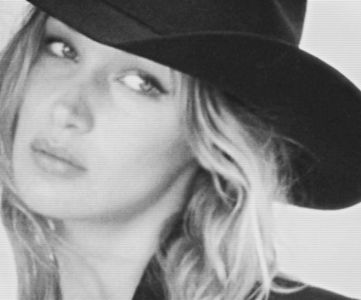 ¹ ∙ͅ●̤̈̇·̣̇　̾ ;˛ Sub greaua apăsare a călcâiului, pardoseala învechită destitui un freamăt; imprecis. Întrezări numaidecât o siluetă, pe care o pândi neglijabil un moment, fără a-și clinti însă chipul. Nu-l studiase, dar nu păru rutinier peisajului. Vru a-și recuprinde demersul; un zgomot
