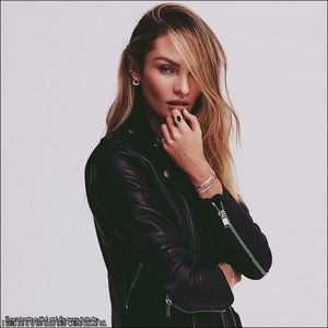 ☇.ᵗʰᵉ̣ṃ̣ẹ̣ṛ̣ṃ̣ạ̣ịḍ❀ƨɘilɟ.ϟ;. până și dinții, se întorc în salon. ”Bună seara!” Anunță; înainte de a înainta spre bucătărie. ”Mai dorește cineva ciocolată caldă?”
