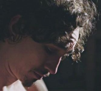 [ོ　﷼✭;. momentul curent.❜ Se ridică şi-şi netezi cutele pantalonilor. În lumina focului, părul îi; era cu neputinţă de castaniu, iar ochii îi erau de un verde izbitor de viu. Păru vag iritat când ea îl abordase şi se lăsă greoi în fotoliul de piele. ❛Cer iertare. Recitalul meu nu e pe placul
