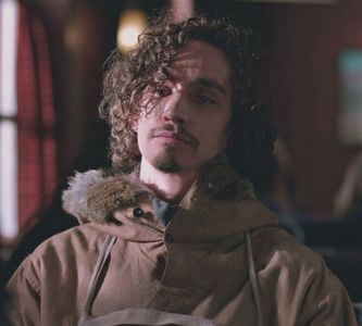 [ོ　﷼✭;. Se uită la propriile mâini, făcute căuş, una într-alta, în poală. ❛Nu mă omor; după Beethoven.❜ După câteva clipe, le ridică şi îşi întinse palmele, ca şi cum le-ar fi încălzit la foc. Se uită la ele cufundat în gânduri. Apoi şi le lăsă să-i cadă înapoi în poală,
