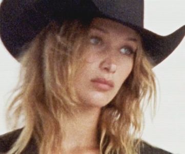 ¹ ∙ͅ●̤̈̇·̣̇　̾ ;˛ Îngădui romanului a-și odihni învelișurile istovite și învechite pe brațul divanulu; Parfum de mosc și osmanthus plutește împrejuru-i ca boarea nevăzută. Își dezgoli și obrazul înfășurat în umbră, îndreptându-l spre foc. “Alte încăperi nu dispun de un șemineu.”, socoti simplu.
