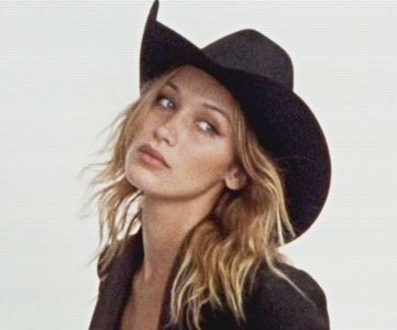 ¹ ∙ͅ●̤̈̇·̣̇　̾ ;˛ “Și totodată, pot spune că tu mi-ai insuflat dorința de așa-zisa ‘Liniște’.; Asta, desigur, numai datorită cunoștintelor considerabile în aria clasicismului și nimic altceva.”
