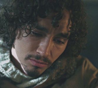 [ོ　﷼✭;. A închis ochii şi şi-a apăsat pleoapele cu degetele; glasul lui adânc, leneş, reverbera.; ❛Păcat. Va trebui să împărţim şemineul și să îmi suporţi excentrităţile.❜ Se cufundase molatec în fotoliu, lăsându-şi mâinile să atârne. ❛Iar tu mi-ai insuflat dorinţa de Fata şi moartea, de Schubert.
