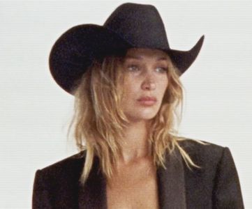 ¹ ∙ͅ●̤̈̇·̣̇　̾ ;˛ Era destul să­-i arunci o privire, de la linia abruptă a frunții sale cizelate, pân; la curba buzelor trandafirii, ca să-i observi langoarea; răspunsul fu insipid. “Cred că ‘va trebui’ este cam imuabil spus.”, își înalță ezitant umerii. “Ah, magnific! Schubert este preferatul meu.”
