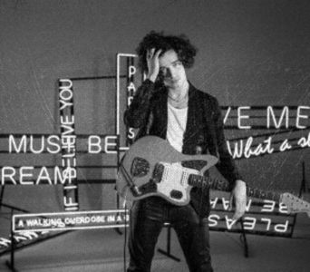 ⊺ⱶ∙ⱻ⃞¹⁹⁷⁵∕▪‧.; că asta era ultima picătură de rezon care i-a rămas, și care s-a rupt odată cu frânge; rea lemnului. Pentru dânsul, era un semn divin că, sub nămeții acestei cuști izolate, dăinuie un suflet duhovnicesc, care nu are nevoie de cărți pentru a se ghida în această aventură sufletească în
