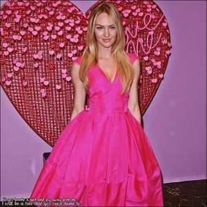 ☇.ᵗʰᵉ̣ṃ̣ẹ̣ṛ̣ṃ̣ạ̣ịḍ❀ƨɘilɟ.ϟ;. Mirosul vaniliei învăluia întreaga odaie. Ea e surprinsă în; bucătărie. Agățat de gât e șortul lui Penn (îl împrumutase doar pentru aceasta zi). Urmărea aluatul rumenit în tigaie. Îi veni poftă de clătite, și nu orice clătite, ci în formă de inimă!
