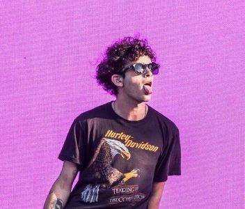 ⊺ⱶ∙ⱻ⃞¹⁹⁷⁵∕▪‧❛ʂҽʅʅιɳɠ℘̚ẹṭṛọḷᶰᶱᵃᵓᶠ∕.; “Draga mea Bomboană,” apare ca o stafie în spatele cuconițe; purtând în brațe mojarul în care amesteca la greu un conținut de culoare verde-maronie. “Am aici ingredientul secret, ingredientul minune! Care îți poate schimba viața se-” Drege vocea, nevrând să
