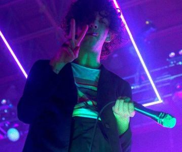 ⊺ⱶ∙ⱻ⃞¹⁹⁷⁵∕▪‧.; sigur o să funcționeze dragă, încrede-te în mine.” Cu mâna-n șold, își dă ochii; peste cap și pufnește ca și cum l-ar fi jignit cu o asemenea întrebare. Între timp sare pe blatul de bucătărie, pe care se așază frumușel și ia nonșalant una dintre clătite. “Și, unde ți-e loverboy-ul
