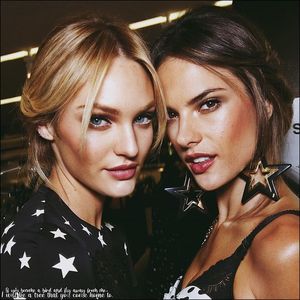 ☇.ᵗʰᵉ̣ṃ̣ẹ̣ṛ̣ṃ̣ạ̣ịḍ❀ƨɘilɟ.ϟ;. Auzi ușa, urmat de sunetul pașilor stopați brusc. Părul-i bălai; e prins într-un mănunchi în vârful capului. Câteva suvițe răzlețe îi conturează chipul. Pete de făină o învăluie din cap până în picioare. Se învârte în sus și-n jos prin încăpere.
