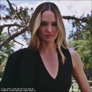 ☇.ᵗʰᵉ̣ṃ̣ẹ̣ṛ̣ṃ̣ạ̣ịḍ❀ƨɘilɟ.ϟ;. Pașii săi se opriră la sesizarea apariției tânărului. Îl cercetă; pe dintreg și, cu palmele, netezește cutele inexistente ale șorțului. Privirea îi șovăie asupra florilor, pe care le desprinde din mâna lui. "Cum aș putea să n-o fac când mi-ai adus flori atât de
