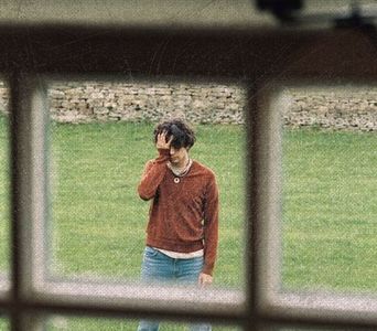 ⊺ⱶ∙ⱻ⃞¹⁹⁷⁵∕▪‧❛ʂҽʅʅιɳɠ℘̚ẹṭṛọḷᶰᶱᵃᵓᶠ∕.; Scârțâitul, sunetul euritmic al pașilor pe dușumea...; Intuia ce urmează. Cu mâinile împreunate la piept, adoptă o poziție divertisantă în anticiparea varieteului. Flăcăul pătrunde în încăpere, cu șovăielile de rigoare, cu o stângăcie umoristică, și Matty
