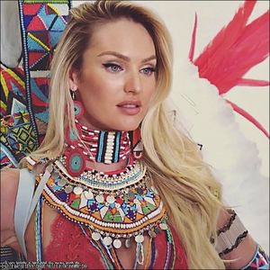 ☇.ᵗʰᵉ̣ṃ̣ẹ̣ṛ̣ṃ̣ạ̣ịḍ❀ƨɘilɟ.ϟ;. obține o sticlă cu vin. "Pare vechi, deci presupun că e bun."; În schimbul paharelor cu picior lung, acompaniază sticla cu două pahare normale. "Altele n-am găsit. Faci tu onorurile?" Șede pe scaunul alăturat băiatului.
