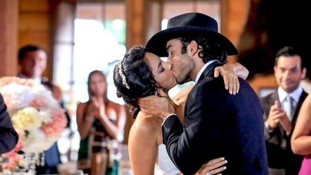Sofia y Arturo beso boda
