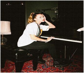 ࿐ೀ❁.; prin fereastra străvezie, se cernea un cadru stins, neînsuflețit: niciun umblet; încarnat. ‘Pesemne că benchetul se potoli.’ Cu brațele atârnate, cu ochii plecați, propăși în mezanin. Lumină încăperea. Valiza o desistă în prag; și începu a semui odaia. În final, se așeză pe divan.
