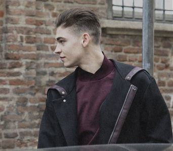 থৣĦғᴛ؟ℬᵉ̶̶ᵃ̶̶ᵘ̶̶ℛᵉ̶ᵍ̶ᵃ̶ʳ̶ᵈ͠ ༈٫ însă gustul precumpănește esteticul.” Pară nefinisat, căci nu; isprăvise. Vorbele începeau, dar, să i se înghesuie — o avalanșă de cuvinte care nu putea fi emisă dintr-o singură suflare. „S-a întâmplat ceva?”
