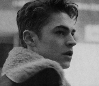 থৣĦғᴛ؟ℬᵉ̶̶ᵃ̶̶ᵘ̶̶ℛᵉ̶ᵍ̶ᵃ̶ʳ̶ᵈ͠ ༈٫ „Cum aș putea să nu?” O ascultă, cu un zâmbet incert și necontenit,; fără să o întrerupă. Însă zăticnirea îl părăsi brusc — și într-un spasm fulgeratic, îi încrustă mâna peste masă, conchizând cu impresiile ce-i tangentau gândul: „Îndeajuns despre el.” O imobiliză cu
