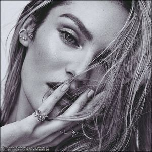 ☇.ᵗʰᵉ̣ṃ̣ẹ̣ṛ̣ṃ̣ạ̣ịḍ❀ƨɘilɟ.ϟ;. Gestul ei inițial fu de a tresalta, concretizând faptul; că băiatul se comporta straniu. Însă, în spate, uitat pe tejghea, era mojarul lui Matty, iar totul căpătă sens. Sorbi încă o dată din pahar. "Și presupun că ai prefera a nu se pricinui
