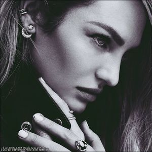 ☇.ᵗʰᵉ̣ṃ̣ẹ̣ṛ̣ṃ̣ạ̣ịḍ❀ƨɘilɟ.ϟ;. întocmai?" Urmă un traseu imaginar cu vârful indexului de-a; lungul antebrațului său.
