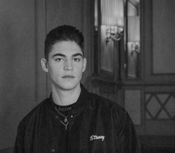 থৣĦғᴛ؟ℬᵉ̶̶ᵃ̶̶ᵘ̶̶ℛᵉ̶ᵍ̶ᵃ̶ʳ̶ᵈ͠ ༈٫ „Mai degrabă n-aș fi primit permisie, iar tu să fii în siguranță,; decât să se producă asemenea maledicție.” Ciocnește paharul cu ea, de unde își alocă o înghițitură zdravănă, ca de ageamiu. Apoi porni cu brațul în jurul ei, împrejmuind-o ca un gărduleț de șipci,
