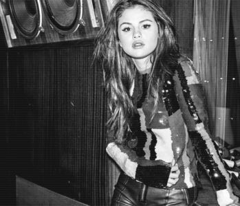 ⭒　　 ̠̕✺ ̭̄ ; Ceasornicul fu exponentul serii; limbile își descâlciseră căile și laolaltă in-; dicau ora douăzeci. Bătăile se auziră cu detunet și parcă încă-i reverberau în ureche și după contenirea lor. Cu gene ostenite bâzgoia obscurul nestingherit. Se dumiri că ațipise lângă șemineu.
