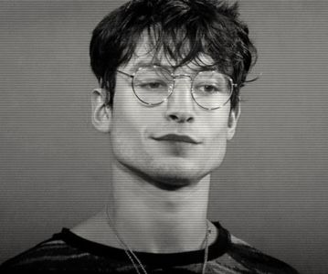 ⌮˒♥˓ Iṇℰẓṛạ’s⋅⁽ẅöṛdṡ⁾... 　‰ː Vremea se răcise pe neaşteptate, fără să adie un fir de vânt,; văzduhul luase culoarea funinginii, răspândind o lumină egală şi posomorâtă peste acest ocean de pământ neclintit. Pătrunse din nou pe aleea întunecată a castanilor. Mult timp, merse fără nicio ţintă,
