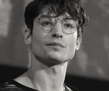 ⌮˒♥˓ Iṇℰẓṛạ’s⋅⁽ẅöṛdṡ⁾... 　‰ː printre trunchiurile enorme, şi razele lunii se întindeau deja pe; jos, la picioarele lui. Un sfert de ceas mai târziu bătuse drumul înapoi. Când a răsucit mânerul uşii, ochii i-au căzut pe obrazul feminin. A tresărit surprins. A intrat în cameră, oarecum derutat.
