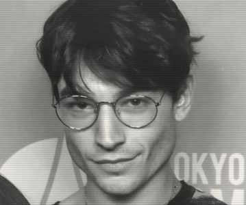 ⌮˒♥˓ Iṇℰẓṛạ’s⋅⁽ẅöṛdṡ⁾... 　‰ː După ce şi-a eliberat butoniera hainei, a ezitat un timp. În cele; din urmă, un zâmbet îi ridică colţul gurii. ‘A! Manette. Chiar persoana pe care o căutam.’
