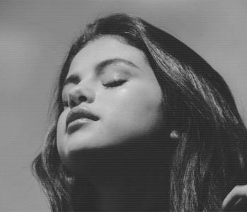 ⭒　　 ̠̕✺ ̭̄ ; tor, ușa se închise. Și în semiobscur îl recunoscu. Buzele i se-ntâlniră într-o; boltă nedefinită. ‘Nu v-am reținut numele...’ Genele i se coborâră, cercetându-i figura obosită, obrajii nu îi fură rozalii și nici fața înfocată, nu precum în acea seară... ‘Da, vă ascult,
