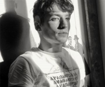 ⌮˒♥˓ Iṇℰẓṛạ’s⋅⁽ẅöṛdṡ⁾... 　‰ː tablou cu rama neagră, în care se afla încadrată o pictură al; cărui verniu strălucea. I-l predă. ‘Manette Salomon, Carolus-Duran.’ Stătea cu un genunchi pe pardoseală, sprijinindu-şi partea dinainte a trupului pe degetele proptite în mobilă. ‘Tardiv, recunosc.
