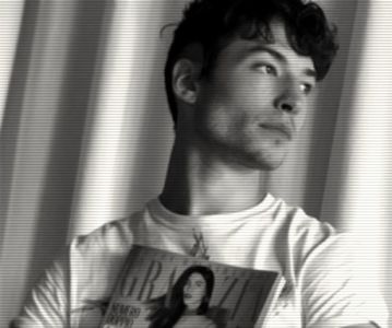 ⌮˒♥˓ Iṇℰẓṛạ’s⋅⁽ẅöṛdṡ⁾... 　‰ː Iertare.’ Punându-şi palmele pe genunchiul ridicat şi înălţând spre; ea chipul său grav şi uşor înveselit, pe care îl lumina focul, îi întoarce în mână cadoul. Prenumele lui era scris cu cerneală pe un petic de hârtie îngălbenit, prins cu patru buline pe dosul picturii
