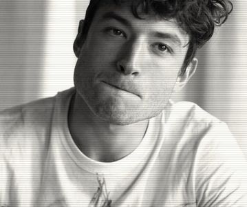 ⌮˒♥˓ Iṇℰẓṛạ’s⋅⁽ẅöṛdṡ⁾... 　‰ː ‘Orice-ţi face plăcere, fée verte.’ Îşi păstra poziţia liniştită şi; aerul blând, cu un zâmbet viclean în colţul buzelor. ‘Prefer şi zona rurală.’ Îşi puse coatele pe masă, fixând-o cu privirea. În poziţie de şezut, întinde un picior paralel cu divanul cât genunchiul
