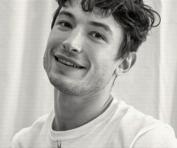 ⌮˒♥˓ Iṇℰẓṛạ’s⋅⁽ẅöṛdṡ⁾... 　‰ː opus rămâne ridicat. În jurul canapelei largi din cea mai moale; piele maro plutea, ca o ceaţă, somnolenţa. Vedea mâna de femeie care începea să se închidă încetişor, deget după deget, peste brocart. Mirosul vopselelor, un miros aspru şi chimic, era dublat de
