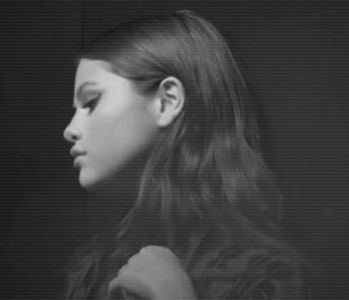 ⭒　　 ̠̕✺ ̭̄ ; Pleoapele i se coborî şi dădu o expiraţie adâncă afară. Spatele-i-lunecă înapoi; pe fabricul lânos, cu braţele care se alungiră odată cu mişcarea. Stând pe spate îl vedea mai bine; pomeţii-i şi maxilarul se potenţau sub slaba emisie de lumini. Iar părul negru-i
