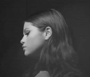 ⭒　　 ̠̕✺ ̭̄ ; cădea vălurit peste ochi. Ceva era totuşi neschimbat; aspectul care îi fu; aspru şi impermeabil, chiar dacă gura-i zâmbea ascunsă. ‘E un cadou îndrăgit - deci negreşit am să-ncerc să nu îmi scape atenţia. Într-adevăr nu aş voi pictura a cade pe mâinile cuiva neştiutor.
