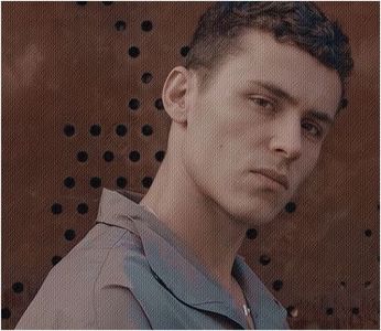 ঌ※☽.; În jurul lui trona această suflare adâncă. Simțea în fața lui o boare turbulentă;; învederată de răceala serii. La poalele muntelui, cu vârfuri albicioase, asfințitul precădea peste culmile înalte; și-și întindea negura necontenit. Amurgul se instaura. El stătea pe o colină,
