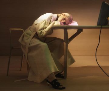 ⌮˒♥˓ Iṇ꒒ục̣y’s⋅⁽ẅöṛdṡ⁾... 　‰ː  Pe alee, o lumină verde, răsfrântă de frunziş, juca pe muşchiul; scurt, care trosnea uşor sub picioarele ei. Soarele apunea; printre crengi cerul se vedea roşu, iar trunchiurile copacilor, plantaţi în şiruri drepte, paralele, păreau nişte colonade întunecate, pe un
