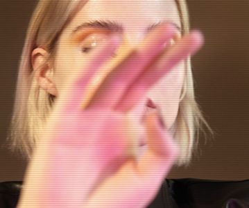 ⌮˒♥˓ Iṇ꒒ục̣y’s⋅⁽ẅöṛdṡ⁾... 　‰ː fond auriu; marele mantou de tweed de culoarea zmeurei se aşeza,; suplu şi călduţ, pe umerii ei. O sută de picături, scuturate dintr-un copac ud de o pală de vânt, căzură peste, iar ea le apăsă pe faţă cu mâini fierbinţi. De aici zări cabana, şi-şi continuă drumul.
