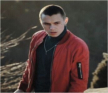 ঌ※☽.; Din spate, din cabana de lemn, se aprinse o lumină slabă, care se revărsa împrejur. Lumina,; care venea dinapoia, îi dezgolea deopotrivă chipul: rece și apatic. Zâmbetul se șterse; pe fața lui se prinse o urmă de indiferență. Nu se uită după ea; ci își priză în continuare țigara.
