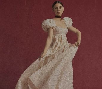 ▫□̣̇ͅ ̣̇ͅ 　̾ .;˛ Decorul amuți din nou, de data aceasta, un astâmpăr suspect; părtinindu-i cu; blândețe descinderea din inelul lignificat. Coborî într-o rochie lungă, de cenușă. Vălul îi ajungea în călcâie; parcă înota în el. Strângea cordonul cu nădejde și înghesuia materialul în exces la
