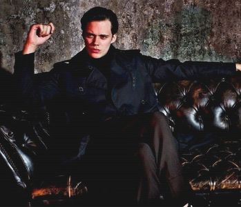 ⭒　　 ̠̕✺ ̭̄ ; Acustica reverberantă ricoşează de pereţi şi se întoarce cu un ecou trepi-; dant. Întunecimea nopţii dansa pe notele pesimiste: Étude Op. 25, nr. 11. Executa cascadele tumultoase de tuplete, mâna stângă urmărind figura săritoare în majorul relativ.
