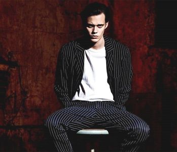 ⭒　　 ̠̕✺ ̭̄ ; Degetele-i fură neostoite. Torsul se balansă arid. Cu gura deformată şi; sprâncene încruntate, faţa i fu cufundată în asprime. Piesa îşi izbuti finele în antiteză cu acordurile stridente şi cu o declaraţie finală a temei. Leneş, molfăie restul din trabuc. Peste
