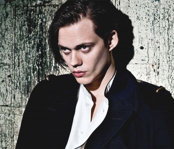 ⭒　　 ̠̕✺ ̭̄ ; clapele tocite lăsă a se prăbuşi capacul claviaturii.