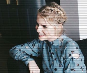 ⌮˒♥˓ Iṇ꒒ục̣y’s⋅⁽ẅöṛdṡ⁾... 　‰ː Când a intrat în holul cam întunecos, şi-a dezbrăcat haina; şi a luat-o pe braţ, apoi a renunţat şi la fularul de mătase albă pe care-l purta în jurul gâtului. Pătrunse în cameră, tocurile ei se aşezară în diferite locuri pe covor. Lumina aluneca pe ea ca pe-o
