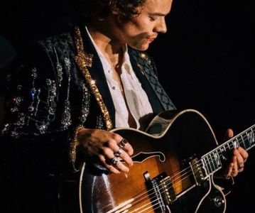 ꧁ᶥ̀ͅ་ ‘ℱ ’ ᶩᵋᵕʵˎᵈᵕ˙ ᵐ̣ᵃ̣ᶫ̣. ܝ܆༌;. întinzându-și cârlionții și tamburinând în lemn cu inelele.; Clementinele despăturite pe care le abandona pe masa de lucru trimiteau în periplu un iureș de arome de agrume dulci și acidulate. Stătea la lumina unor lumânări costelive, ferecat în propria-i odaie.
