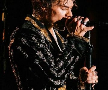 ꧁ᶥ̀ͅ་ ‘ℱ ’ ᶩᵋᵕʵˎᵈᵕ˙ ᵐ̣ᵃ̣ᶫ̣. ܝ܆༌;. dată, fructul râvnit. Hotărî a se înălța de la masa de studiu, în ; măreția trupească – părul lui buclat, astăzi mai mult ca de obicei, cămașa albă ca laptele care-i cădea peste trupul tare, cu corole de edelvais brodate cu delicatețe în textilă. Coboară scările.
