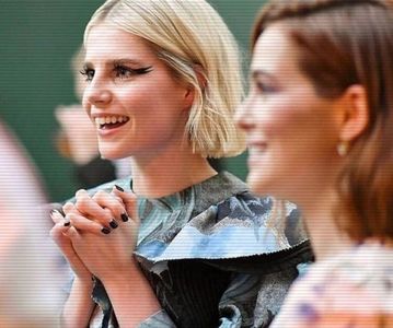 ⌮˒♥˓ Iṇ꒒ục̣y’s⋅⁽ẅöṛdṡ⁾... 　‰ː marmură, până la arcul sprâncenelor, fără să se poată şti ce; privea în depărtare, nici ce gândea în adâncul sufletului ei.
