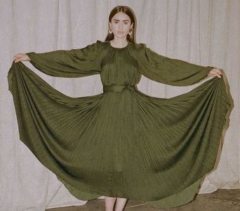 ▫□̣̇ͅ ̣̇ͅ 　̾ .;˛ prefăcu degrabă: o scoborâre de pași începură-a zgâlțâi scândurile pardoselii,; din fieșce parte, pe un Chopin înfundat. Spinarea i se arcui cu teamă, ca și cum cineva i-ar fi pândit umbra. Clipea nedumerită, cu genele răzlețe, încercând a-i citi prin dunga de lumină...
