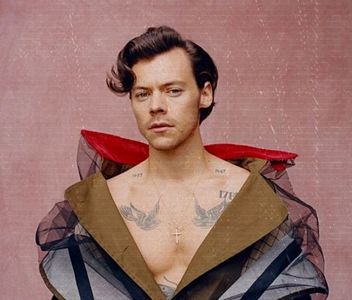 ꧁ᶥ̀ͅ་ ‘ℱ ’ ᶩᵋᵕʵˎᵈᵕ˙ ᵐ̣ᵃ̣ᶫ̣. ܝ܆༌;.  și era încântat să-l vadă. Își arătă pe chip înseninarea: zâmbea; un zâmbet detașat, cu o subnotă de prezumție, și-și croi drumul spre pian. Brațul și-l sprijini de luciul negru al plăcii de lemn. Figura și-o distingea, precum Narcissus, în reflecția lustrului.
