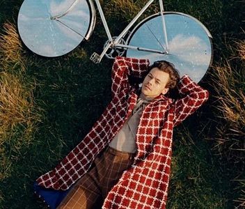 ꧁ᶥ̀ͅ་ ‘ℱ ’ ᶩᵋᵕʵˎᵈᵕ˙ ᵐ̣ᵃ̣ᶫ̣. ܝ܆༌;. unei figuri antitetice precedente, cu fire lungi, șatene.; Părea fără curaj, și-l nedumeri reacția. “Pare că ați văzut o fantomă.”
